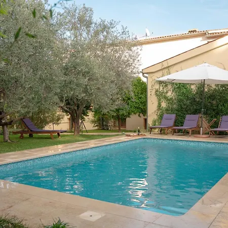 Bamboo Garden Oasis With Pool Pula