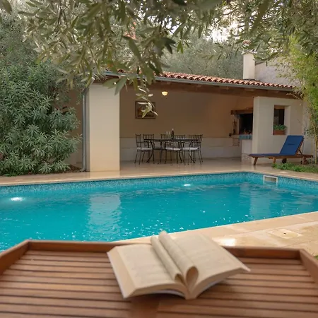 Vakantiehuis Bamboo Garden Oasis With Pool Pula