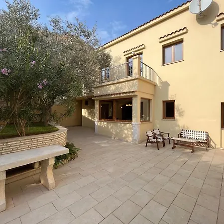 Vakantiehuis Bamboo Garden Oasis With Pool Pula