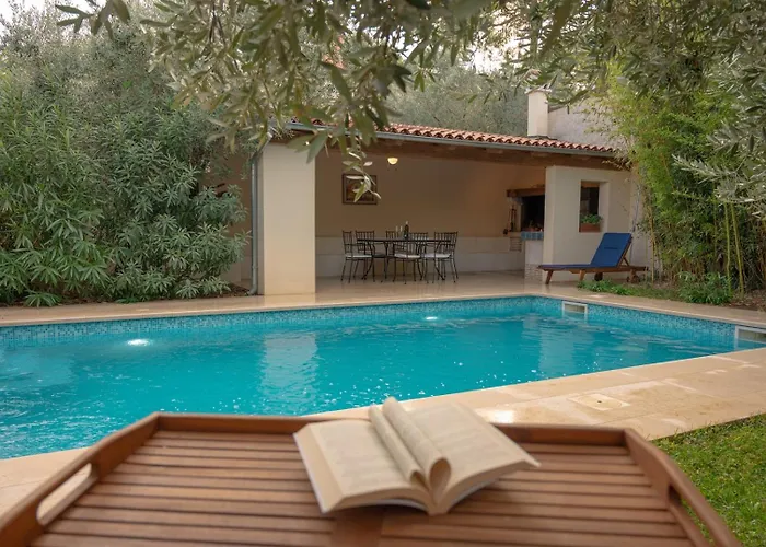 Semesterbostad Bamboo Garden Oasis With Pool Pula