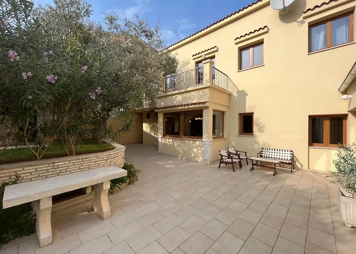 Vakantiehuis Bamboo Garden Oasis With Pool Pula